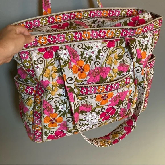 SOLD Vera Bradley Get Carried Away Large Tote/weekender LIKE NEW - Picture 1 of 12